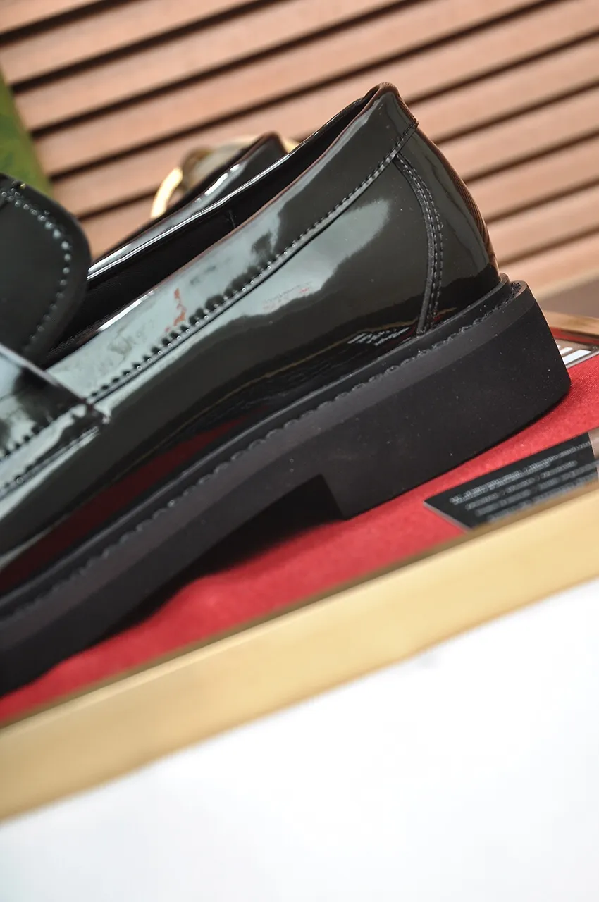 Factory price 540💶Italy’s top luxury men’s shoe giant (GUCCI) (Gucci) (full cowhide lining) new arrival🍃Original European style🔰 Pleasant to the eye😍In order to make the shoes more durable and non-deformable🌀The production continues to follow traditional methods but there is still no lack of innovation💪The original open-edge beaded cowhide is selected for the leather♻️ Smooth, natural and extra bright⭐Made of imported cowhide The rich man’s first choice 38-45 (45 customized)
